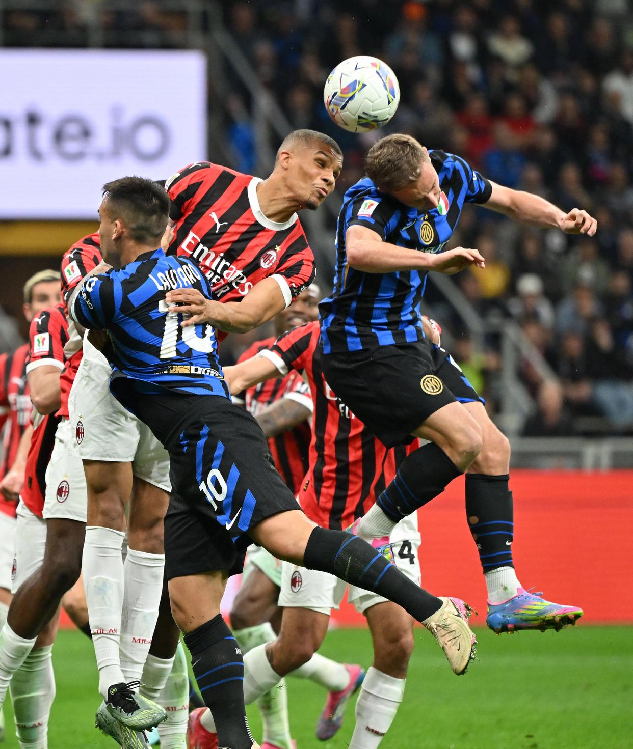 九游体育入口 -今夜拜仁慕尼黑备战意大利杯，门线救险细节曝光，更衣室稳定，更衣室氛围转暖(拜仁慕尼黑客场球衣)