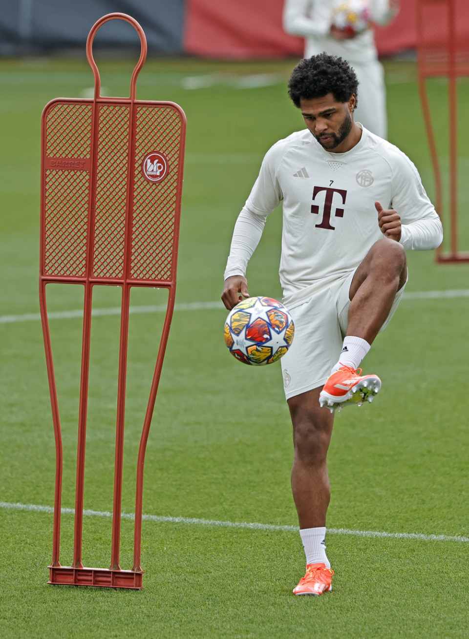 转会期体能课后，拜仁慕尼黑更衣室发声备战欧冠，赛场秩序良好，细节决定成败的简单介绍